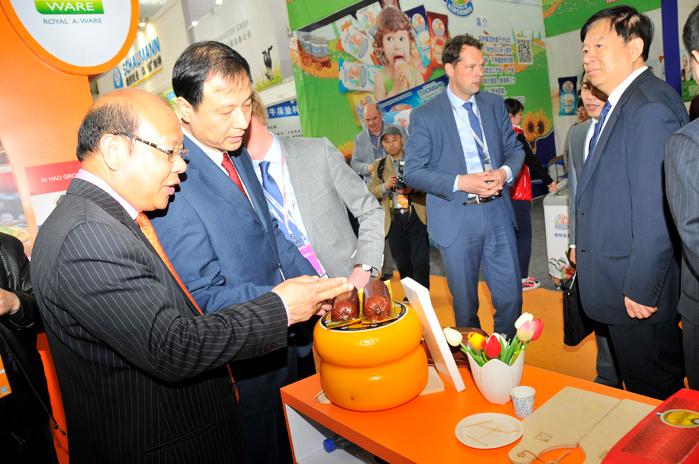  黑龍江省副省長孫堯與中國檢驗(yàn)檢疫學(xué)會會長魏傳忠參觀荷蘭展團(tuán)